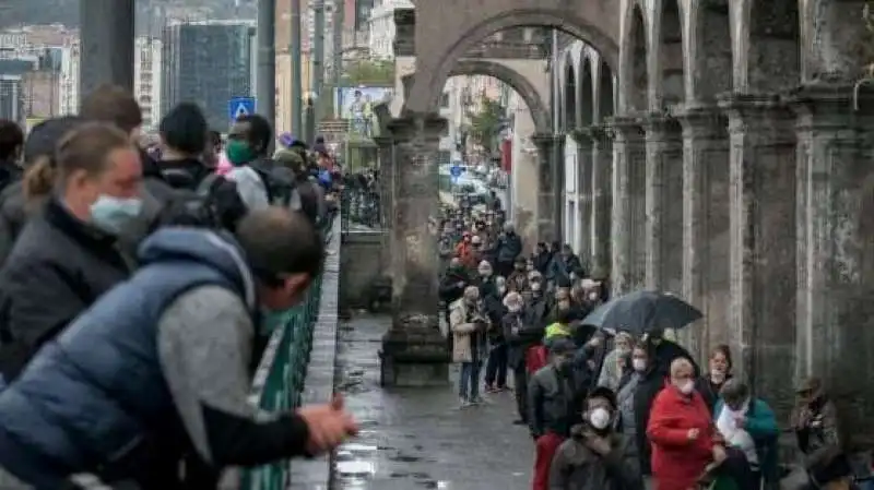 in fila per il pasto quotidiano