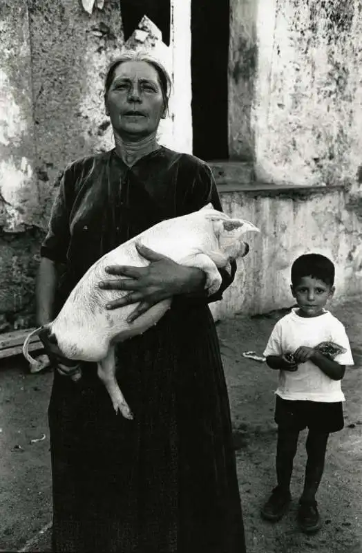 irgoli, donna con il maialino 1962   ph  lisetta carmi 