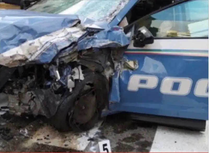 macchina della polizia distrutta incidente sheena lossetto