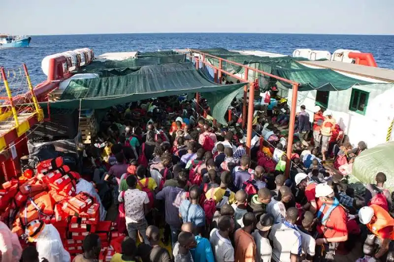 MIGRANTI SULLA NAVE DI SAVE THE CHILDREN