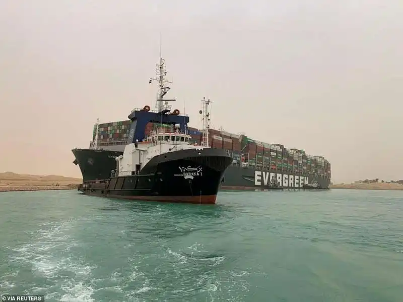 nave cargo blocca il canale di suez 3