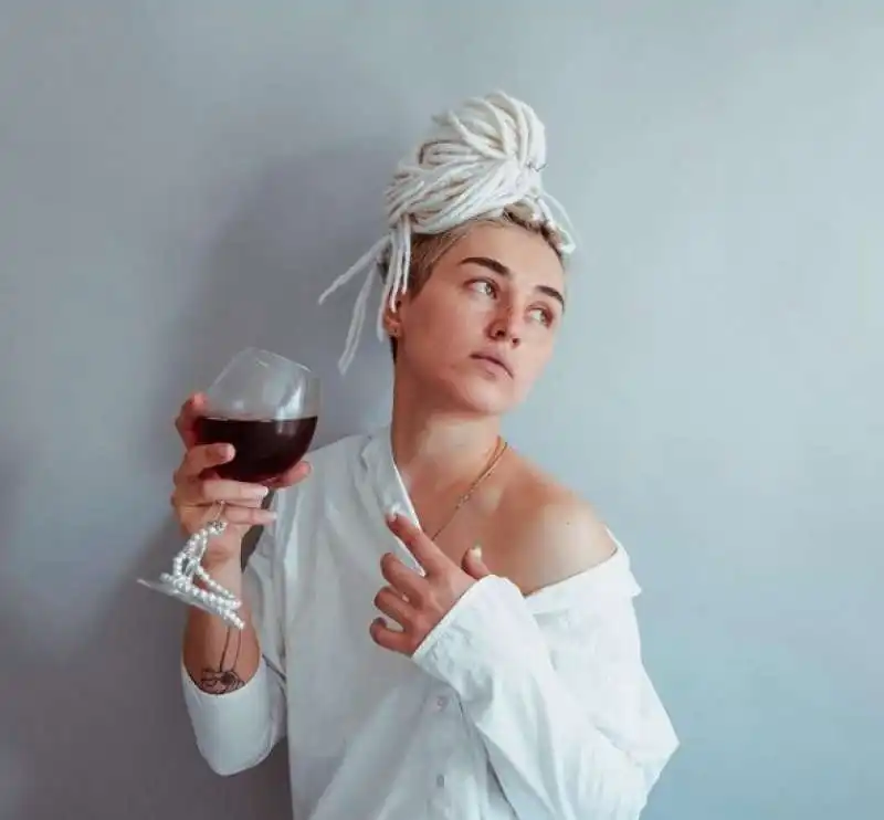 nina tseretilova col vino