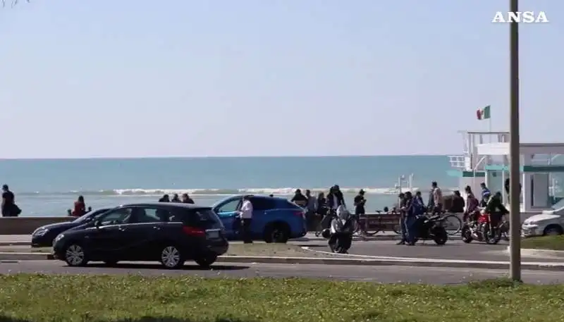 ostia, gente in spiaggia e sul lungomare  domenica delle palme 2