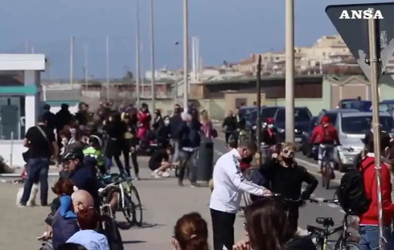 ostia, gente in spiaggia e sul lungomare  domenica delle palme 9