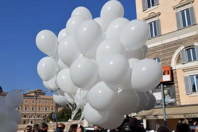 palloncini bianchi per claudio coccoluto  foto di bacco