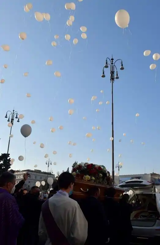 palloncini in cielo per claudio coccoluto  foto di bacco