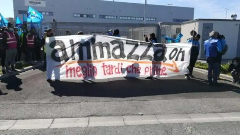 protesta contro amazon