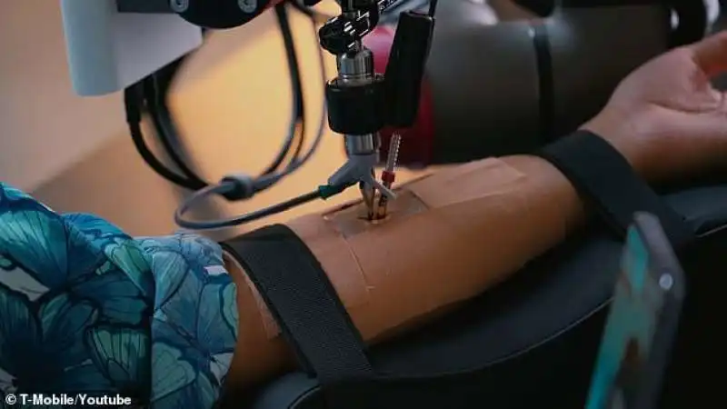 robot realizza un tatuaggio grazie al 5g 3