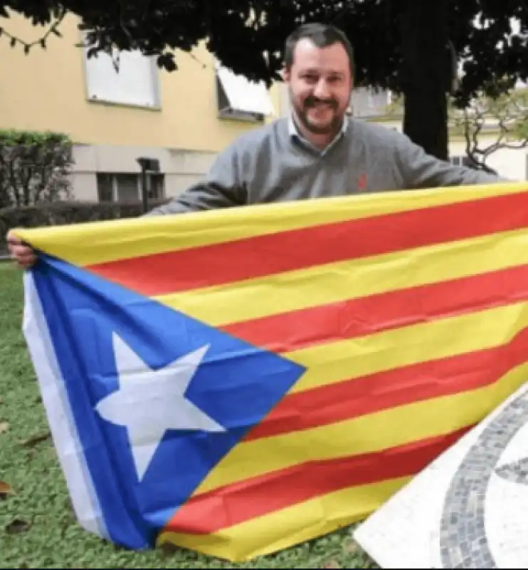 SALVINI CON LA BANDIERA CATALANA