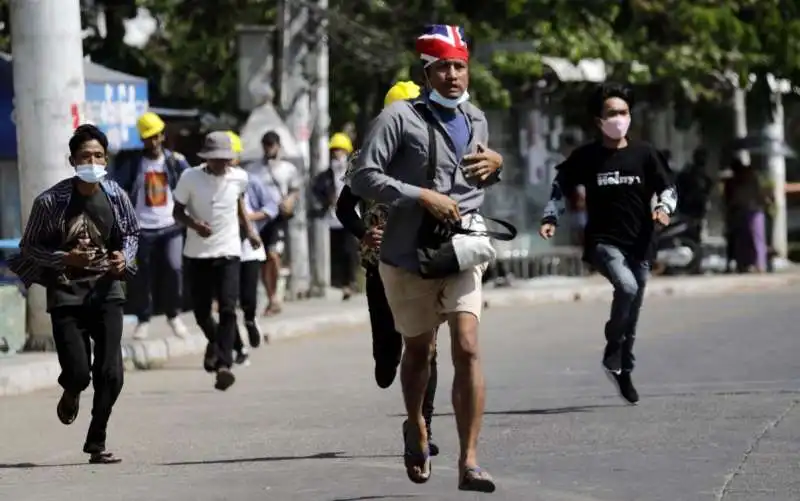 scontri e proteste in myanmar 11