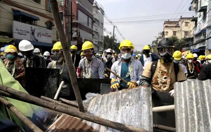 scontri e proteste in myanmar 22