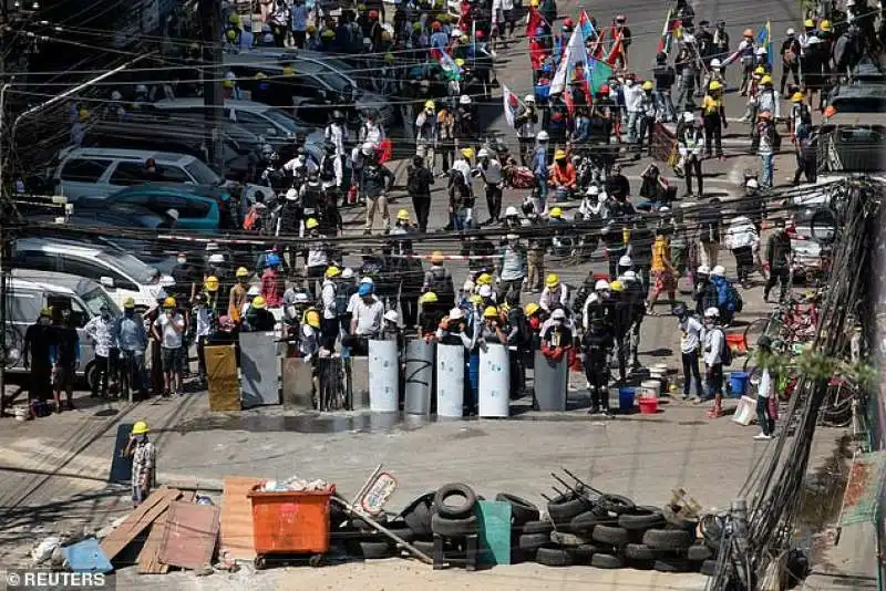 scontri e proteste in myanmar 27