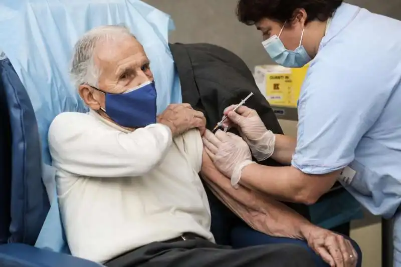 SILVIO GARATTINI SI VACCINA