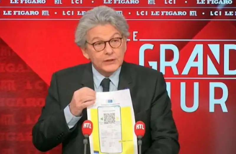 thierry breton mostra in tv il passaporto vaccinale