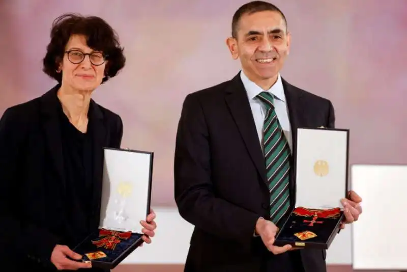 ugur sahin e ozlem tureci premiati