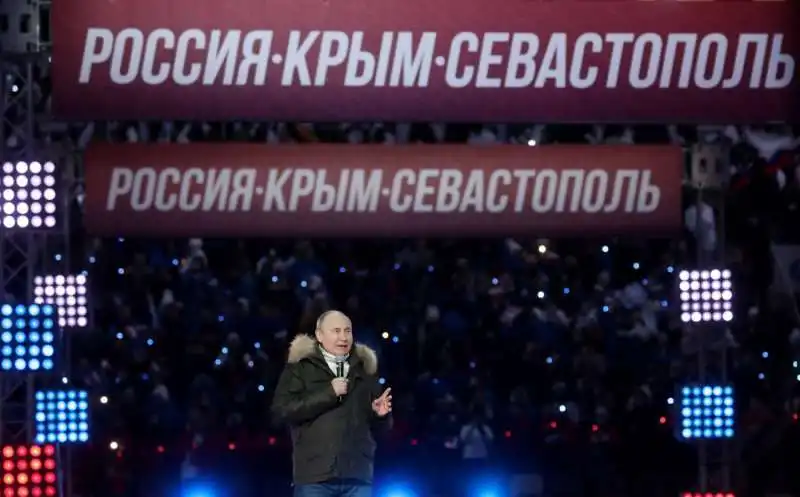 vladimir putin al concerto per il settimo anniversario della annessione della crimea