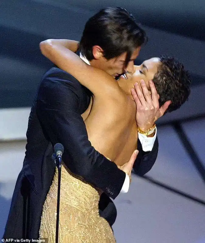 adrien brody bacia halle berry   oscar 2003