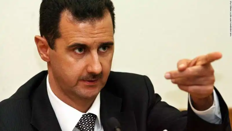 ASSAD CON L INDICE ALZATO