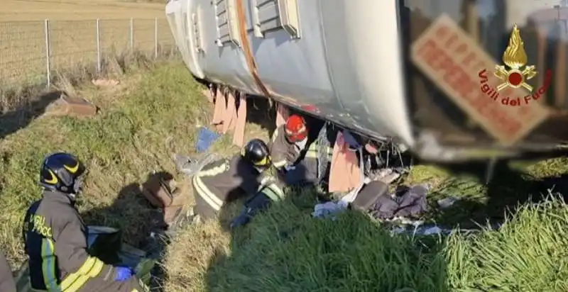 autobus pieno di rifugiati ucraini si ribalta sulla a14   5