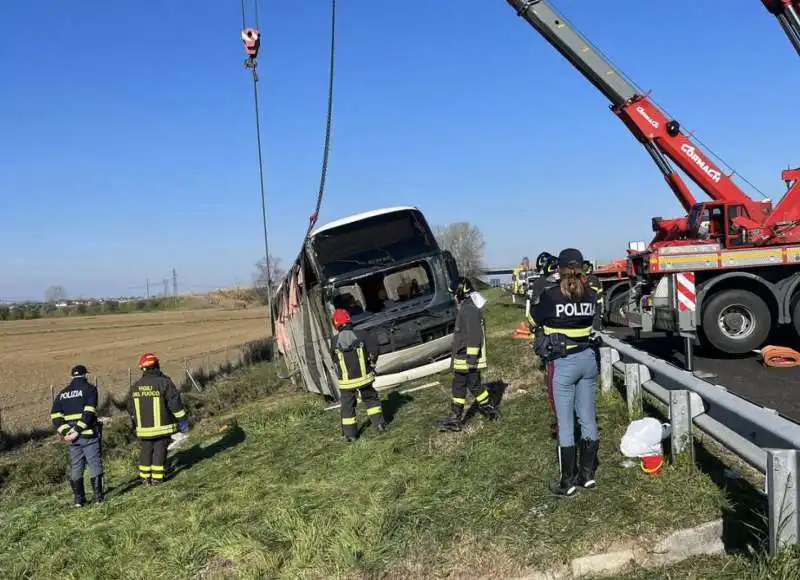 autobus pieno di rifugiati ucraini si ribalta sulla a14   7