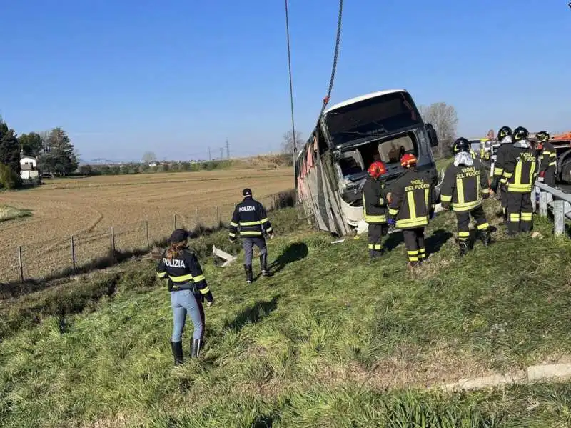 autobus pieno di rifugiati ucraini si ribalta sulla a14   9