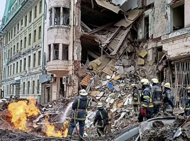 bombardamenti su kiev    2