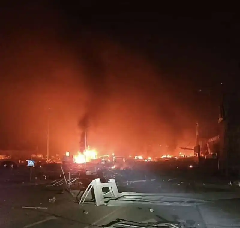 bombardamento russo sul centro commerciale a podil, kiev   ucraina   3