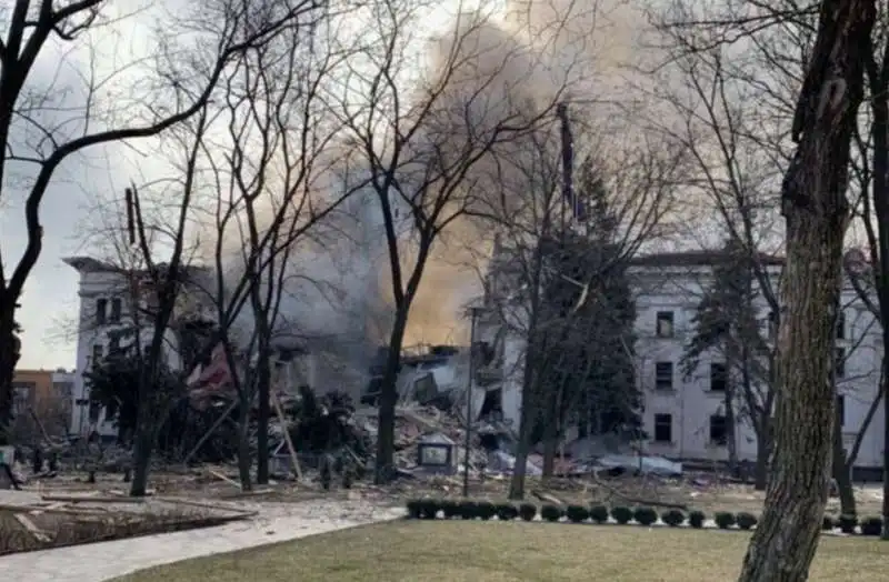 bombardamento su mariupol