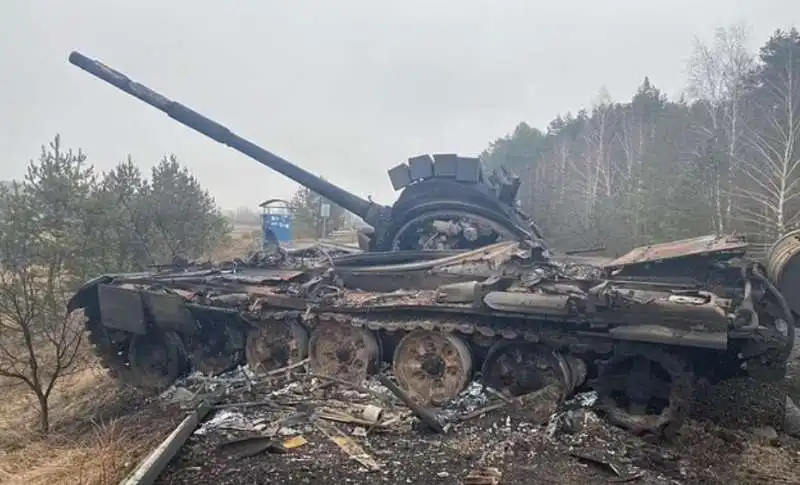 carro armato russo distrutto in ucraina