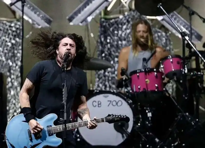 dave grohl taylor hawkins sul palco 