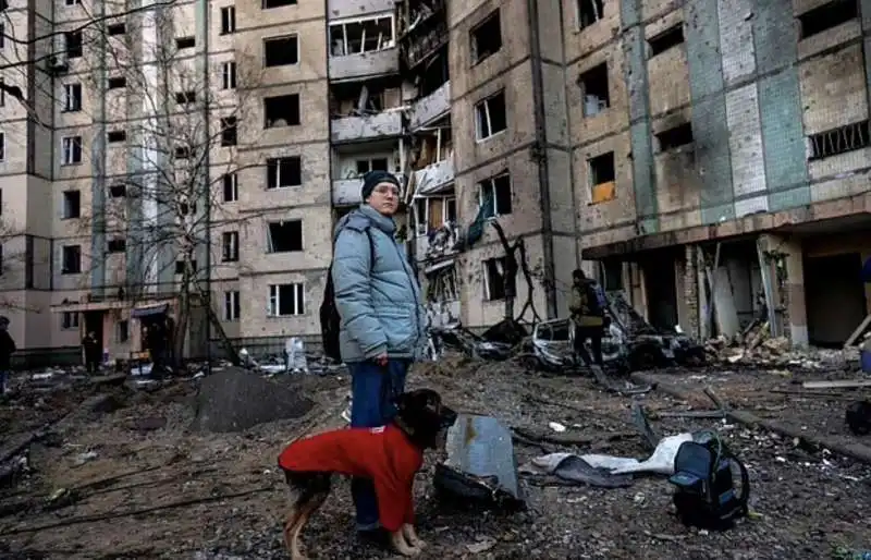 donna con cane tra la devastazione di kiev 