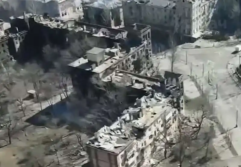 edificio della croce rossa bombardato dai russi a mariupol   3