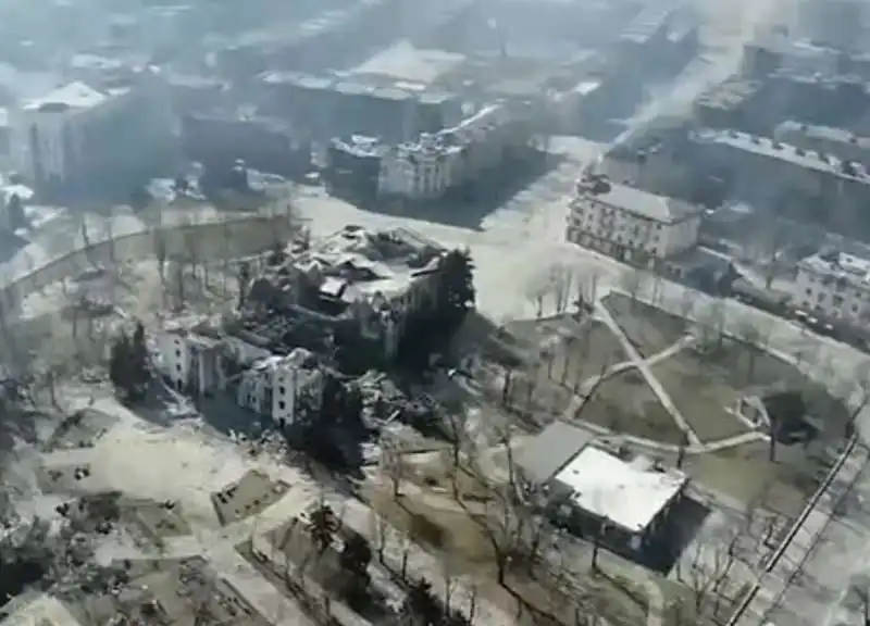 edificio della croce rossa bombardato dai russi a mariupol   4