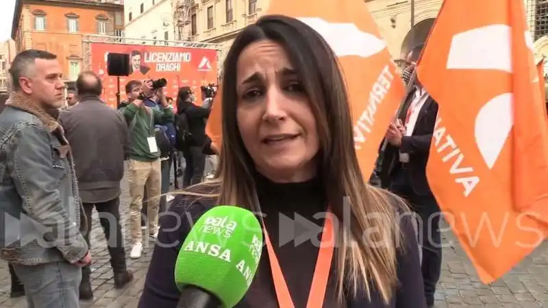 emanuela corda alla manifestazione contro draghi 