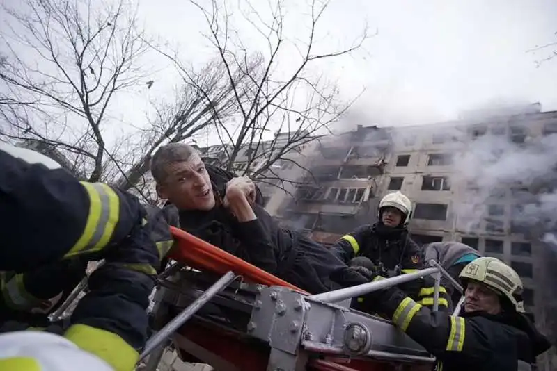 evacuazione di un palazzo di kiev distrutto dai russi 