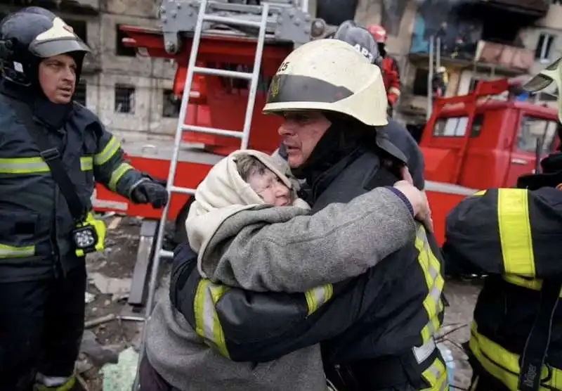 evacuazione di un palazzo di kiev distrutto dai russi 3