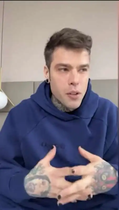 fedez in lacrime racconta di avere una malattia   1