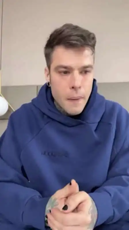 fedez in lacrime racconta di avere una malattia   10