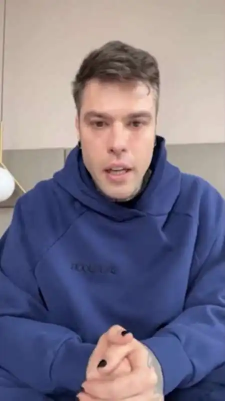 fedez in lacrime racconta di avere una malattia   11