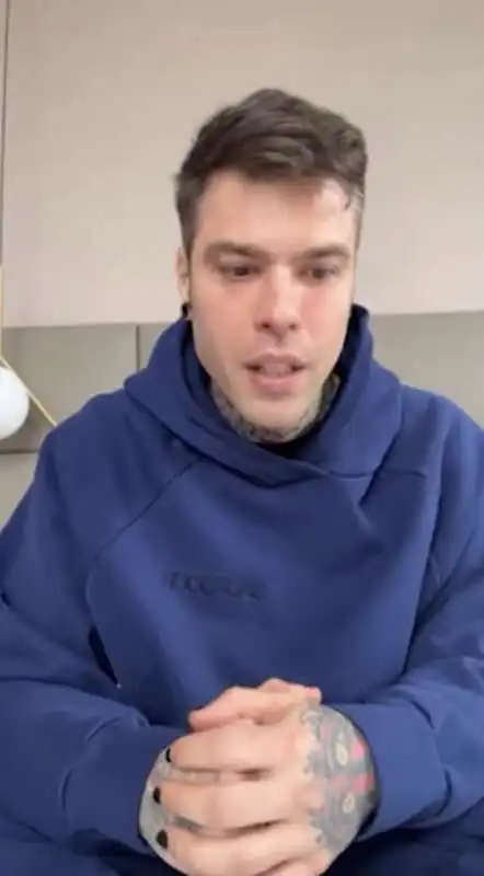 fedez in lacrime racconta di avere una malattia   16