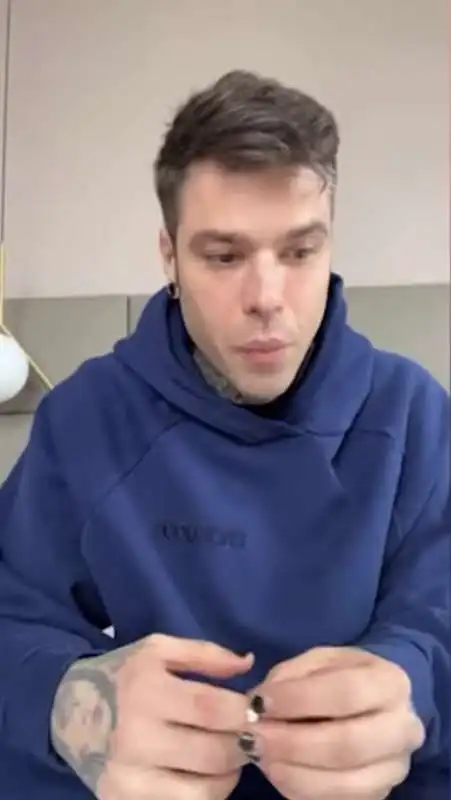 fedez in lacrime racconta di avere una malattia   18