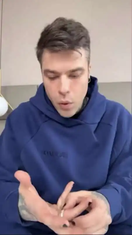 fedez in lacrime racconta di avere una malattia   19