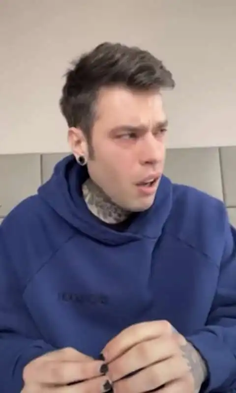 fedez in lacrime racconta di avere una malattia   5