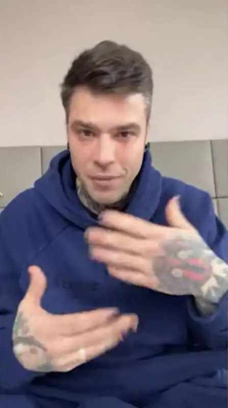 fedez in lacrime racconta di avere una malattia   6