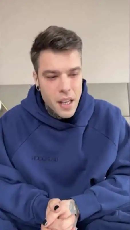 fedez in lacrime racconta di avere una malattia   9