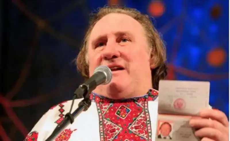 GERARD DEPARDIEU CON IL PASSAPORTO RUSSO 