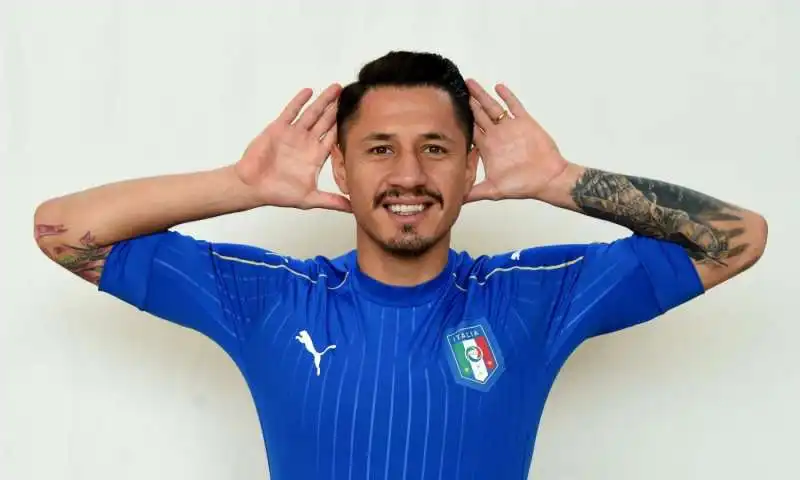 gianluca lapadula con la maglia azzurra 