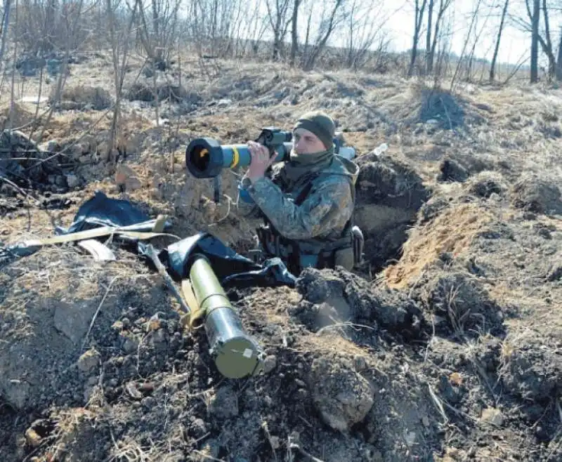 GUERRA IN UCRAINA - SOLDATO CON IL LANCIARAZZI