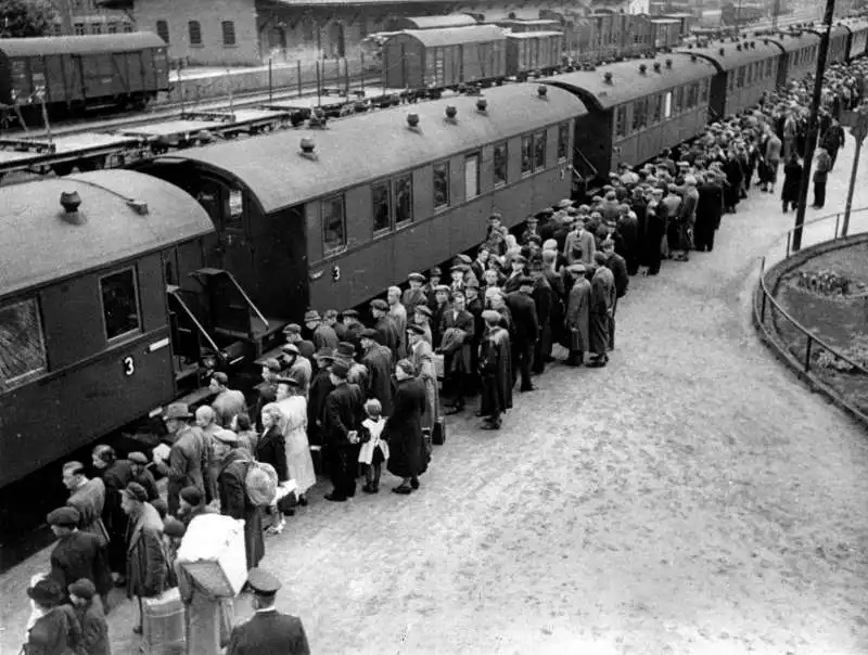 i profughi tedeschi aspettano di salire a bordo di un treno alla stazione di klingenthal in cecoslovacchia nel settembre 1938