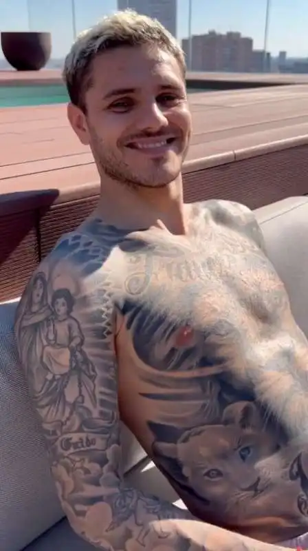 icardi nel suo attico a milano